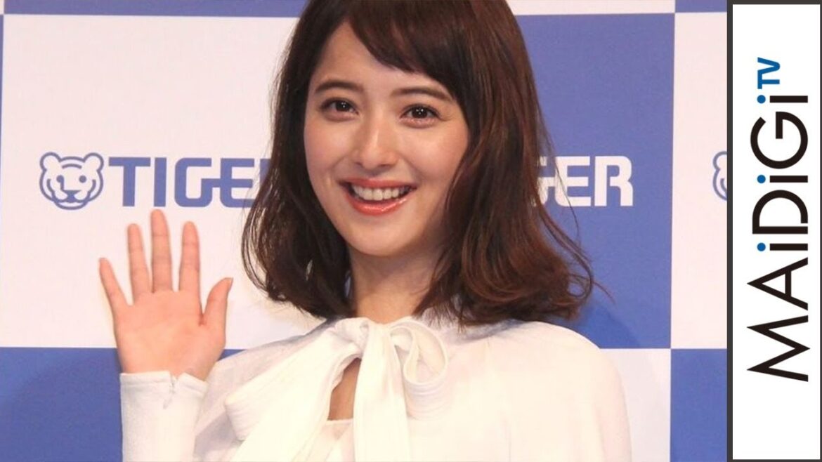 佐々木希、白ブラウスと生成りスカートで清潔感　首のリボンとベルトで個性を演出