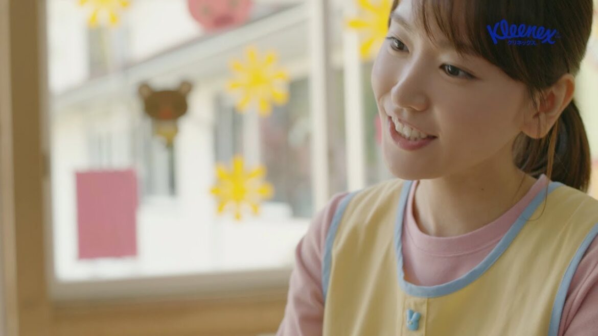 新垣結衣が思わず“可愛らしいくしゃみ”「クシュン！」　ゆい先生と園児のほのぼのとしたやり取りにも注目　クリネックス新CM「クリネックス肌うるる それでもひいたら」篇