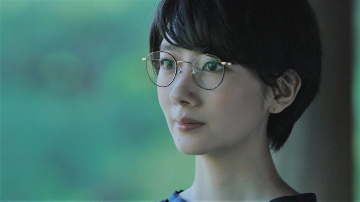 波瑠、凛とした美しいメガネ姿披露　パリミキ新CM「美しい国の美しいめがね」篇