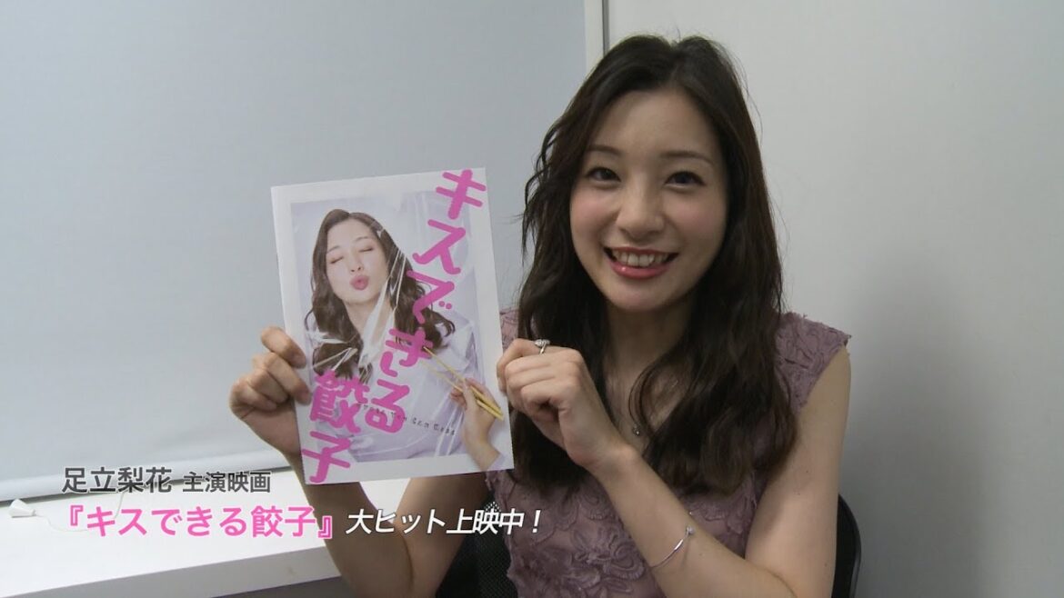 【足立梨花、佐野ひなこ】映画『キスできる餃子』舞台挨拶