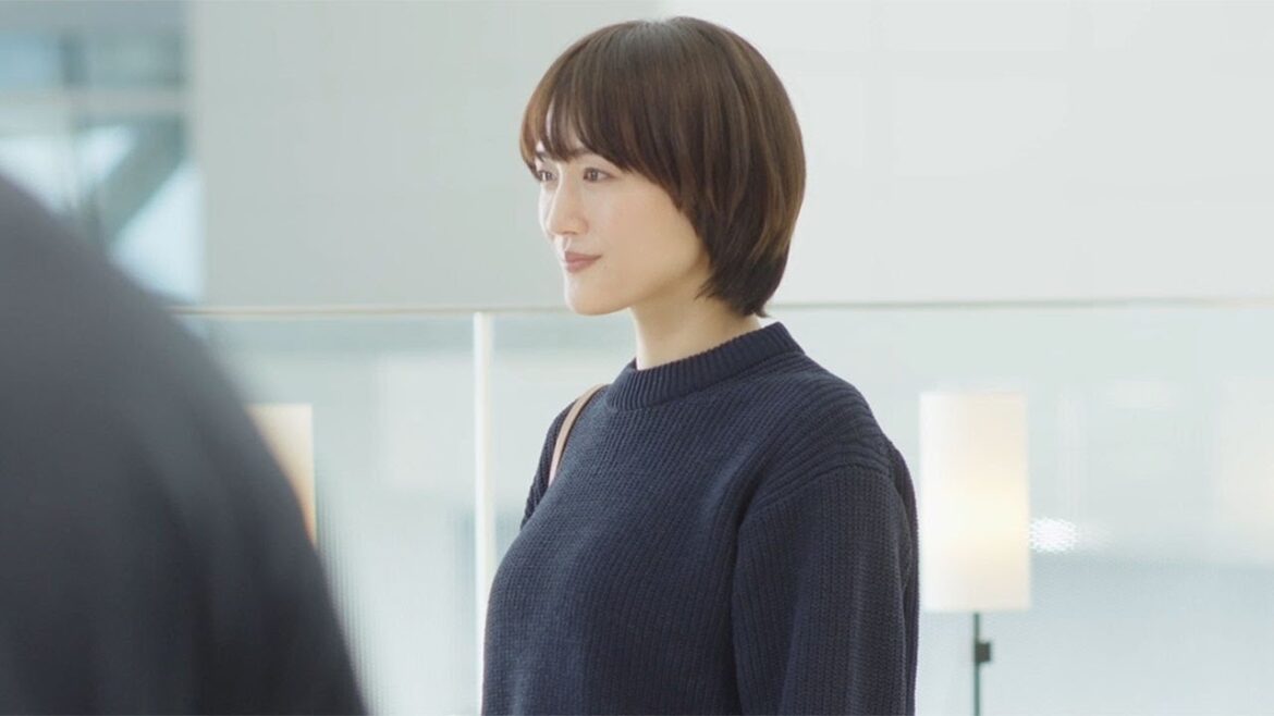 綾瀬はるか、キュートな笑顔が印象的　空港を颯爽と歩く　ユニクロ新CM「LifeとWear／空港篇」メーキング＆インタビュー