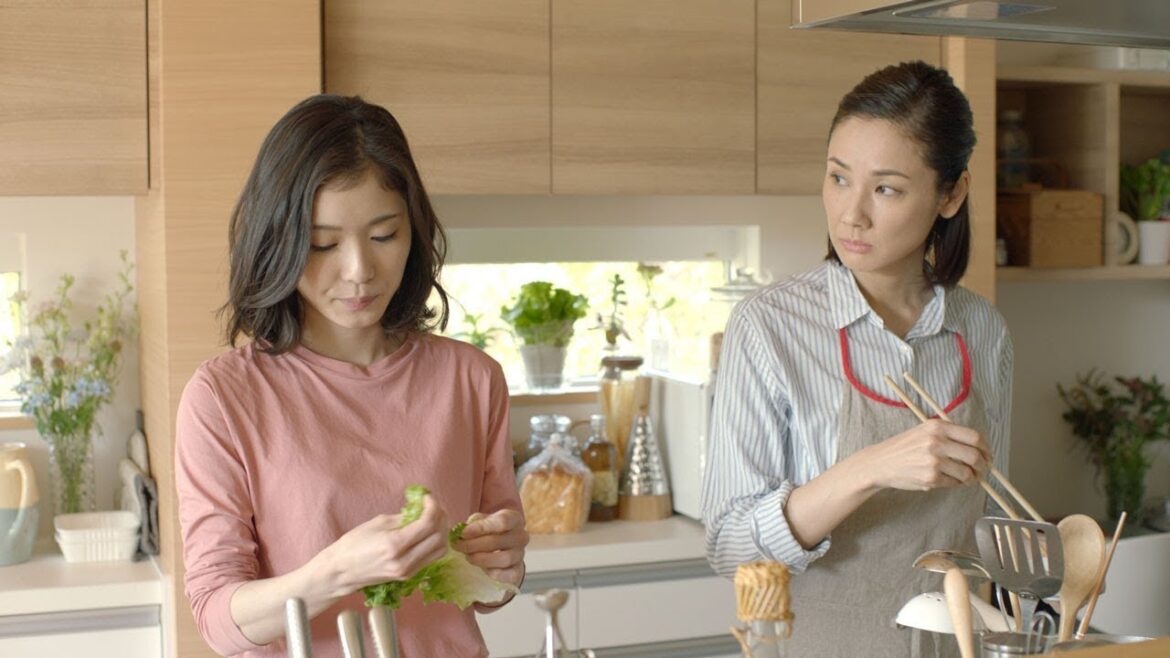 松岡茉優、失恋するも母・吉田羊の気遣いにほっこり　トヨタホーム新CM「笑え、家族。/おいひい」篇