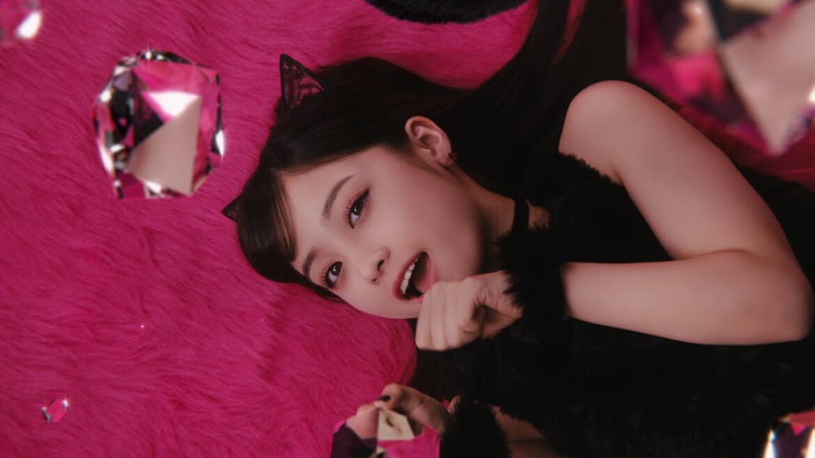 橋本環奈、セクシーな黒猫コスチューム姿披露　『リップベビークレヨン リップ＆アイ』WEB限定CM「黒猫カンナ」篇