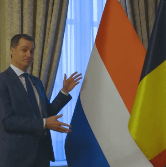 ベルギーの首相は、オランダの首相の訪問中にオランダの旗を逆さまに置いたことをお詫びします。今日、彼は間違った旗でもあるプリンセンフラッグを置き