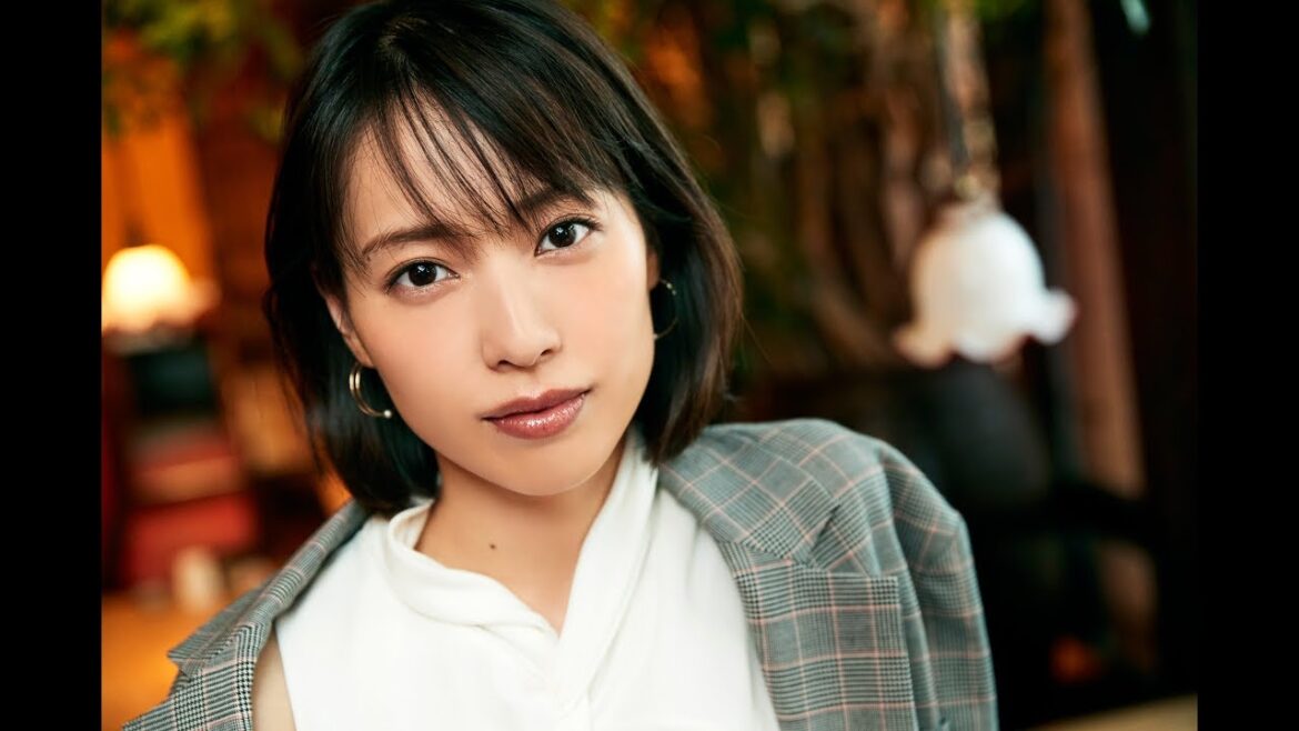 戸田恵梨香「男の色気は首筋や 腕筋に宿る⁉の巻」｜作家・水野敬也がデート！｜ Esquire Japan