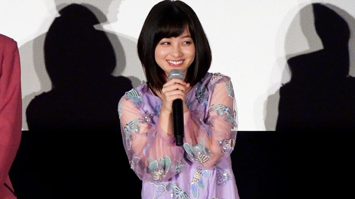 橋本環奈、口の中をCG修正されていた！監督の暴露に困り顔　映画『斉木楠雄のΨ難』初日舞台あいさつ1