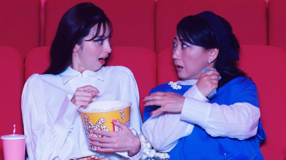 中条あやみ、あまりの怖さにポップコーンはじけさせる　隣の友近に直撃!?　「ホットペッパービューティー」新CM＆メーキング