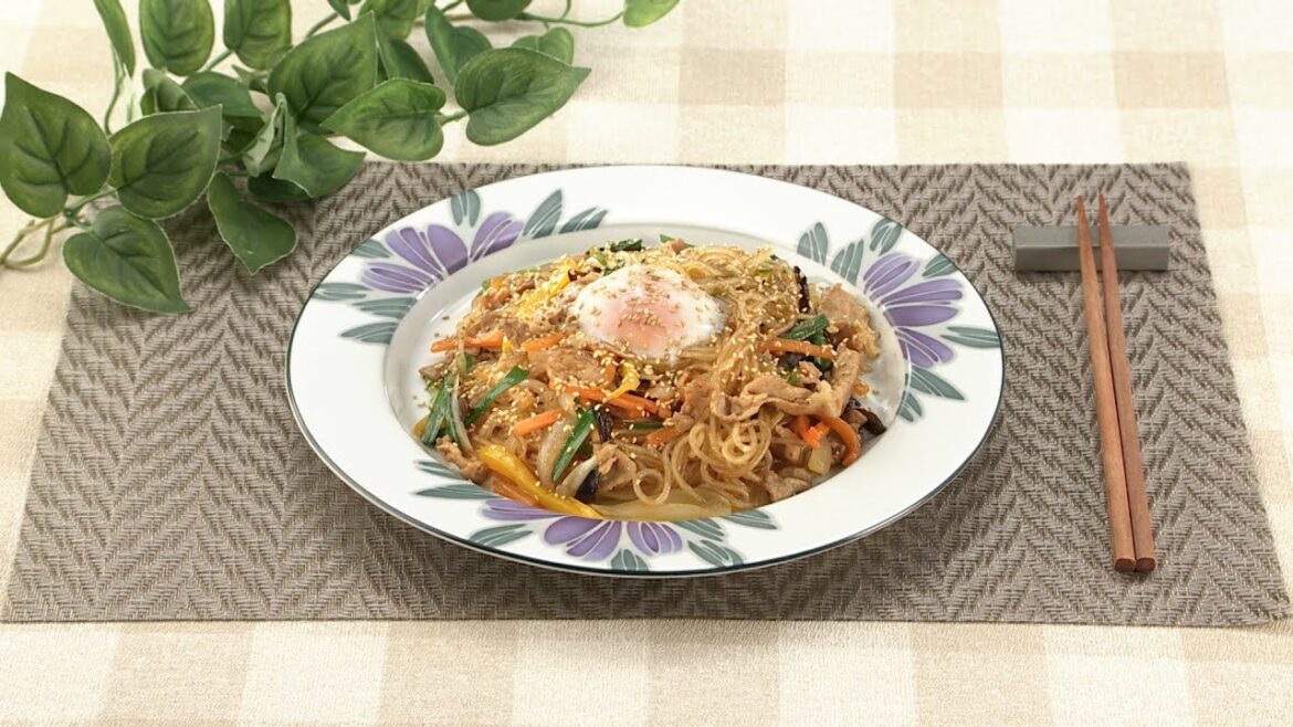 【DAIGOも台所】５種野菜と豚こまのチャプチェ温玉のせ｜残り物でもお手軽に作れる◎