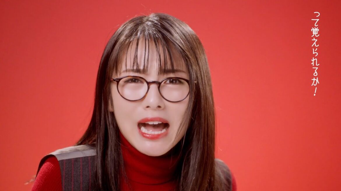 浜辺美波、メガネ姿で取り乱し激怒!?「覚えられるか！」　“牛にまつわるダジャレ”披露『ロッテガーナ』WEB動画「どっちなガーナ？ コーヒー派 ミルク派」篇