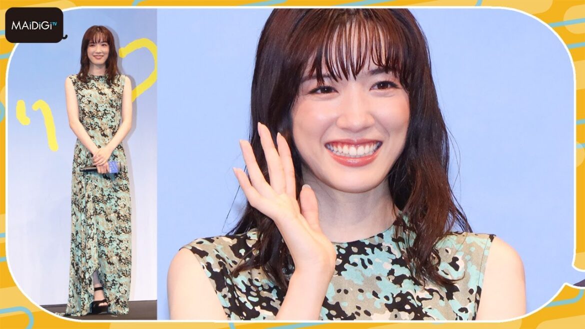 永野芽郁、足元ちら見せマキシ丈ワンピで大人っぽく　極細リング、イヤーカフのシンプルコーデ