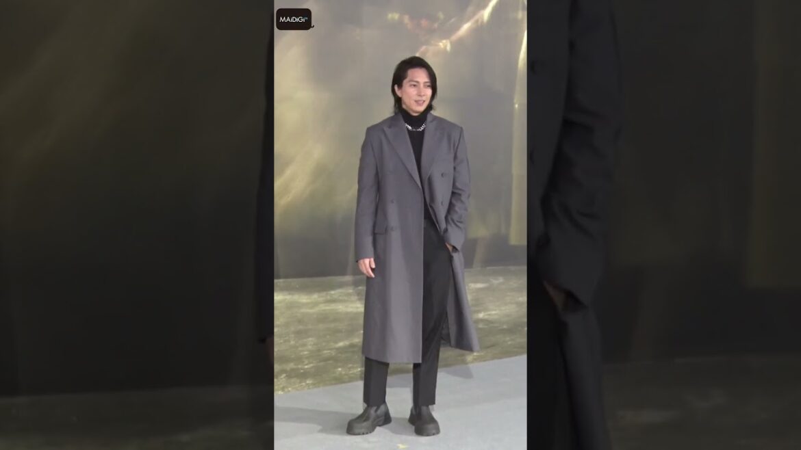 山下智久、ジュエリー際立つ黒ハイネック×ロングジャケットで大人の色気【MAiDiGi TV】