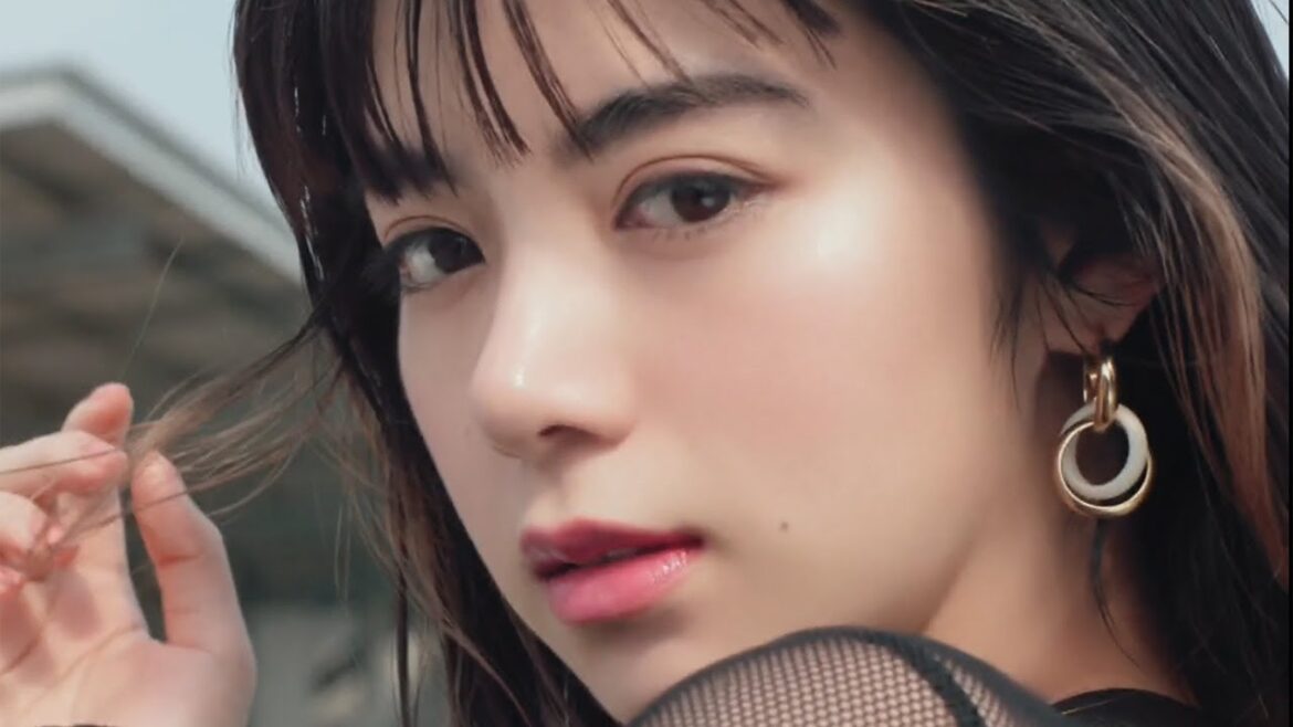 池田エライザ、透け感コーデで美肌見せ　「マキアージュ」新モデルに