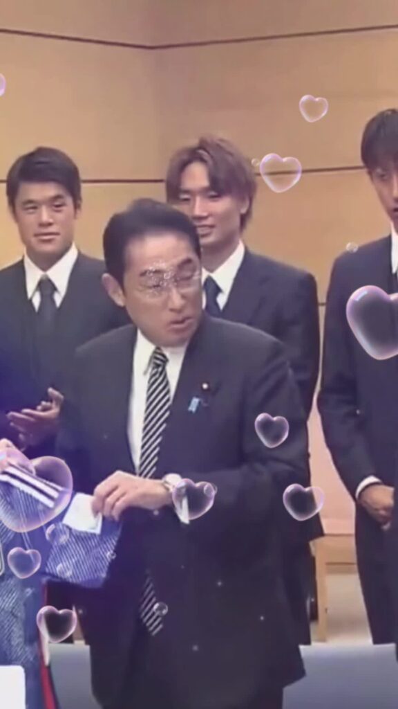 後ろで酒井選手がニコニコしてるのほんとに可愛い #酒井宏樹  ♬ ヒアルロンリーガール ZOC - ...
