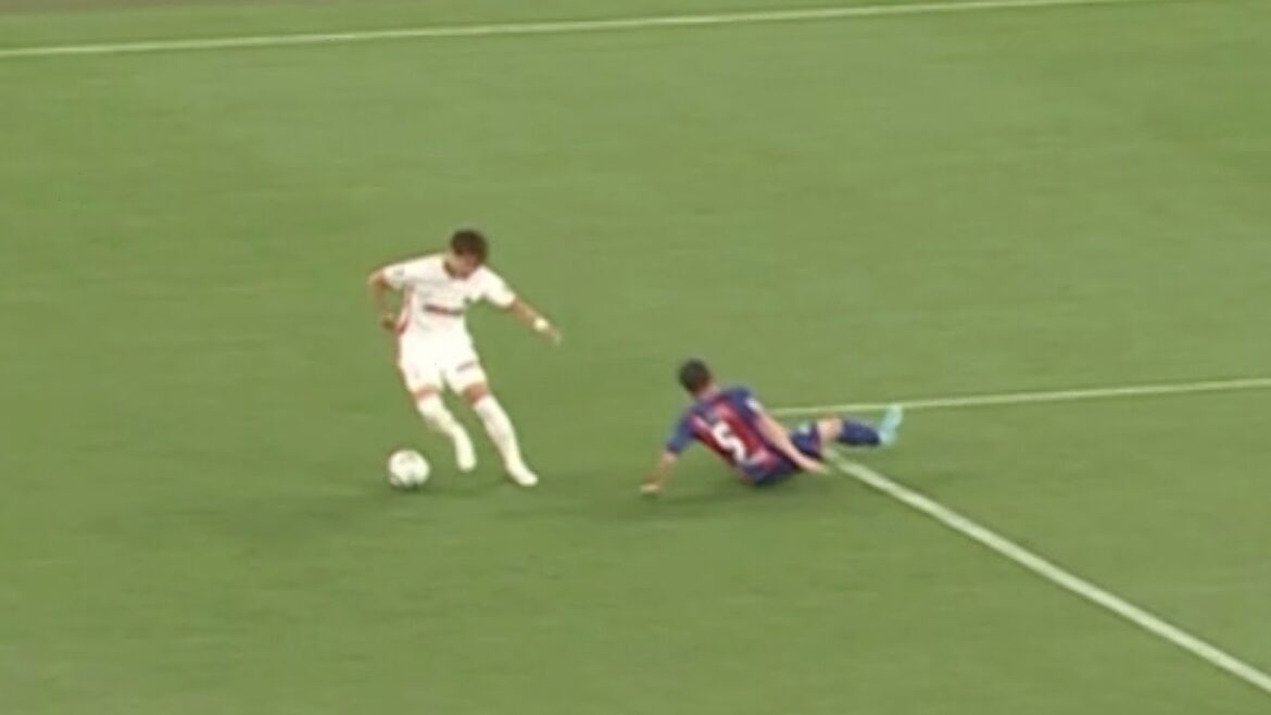 長友を２回尻もちさせる柿谷曜一朗