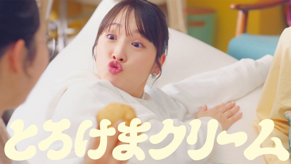 川栄李奈、新作スイーツを頬張りおどける!?　ローソン「ウチカフェ」シリーズ新CM「クリーム女子会で　ハピろー！」編