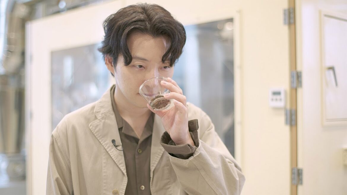 星野源、UCCの“裏側”に潜入！　ウェブ動画「UCC90周年特別ムービー」ダイジェスト編＆“ロースティング技術”の裏側潜入ツアー編