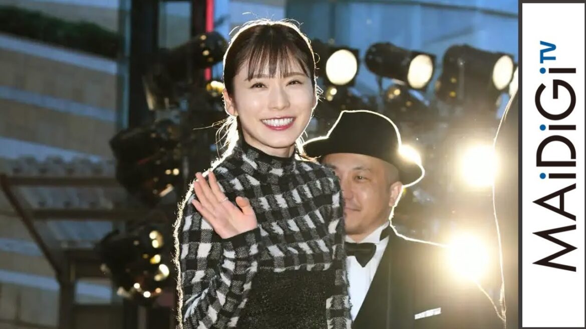 松岡茉優、レーススカートでレッドカーペットに　すらりと伸びた美脚を披露　「第32回東京国際映画祭」