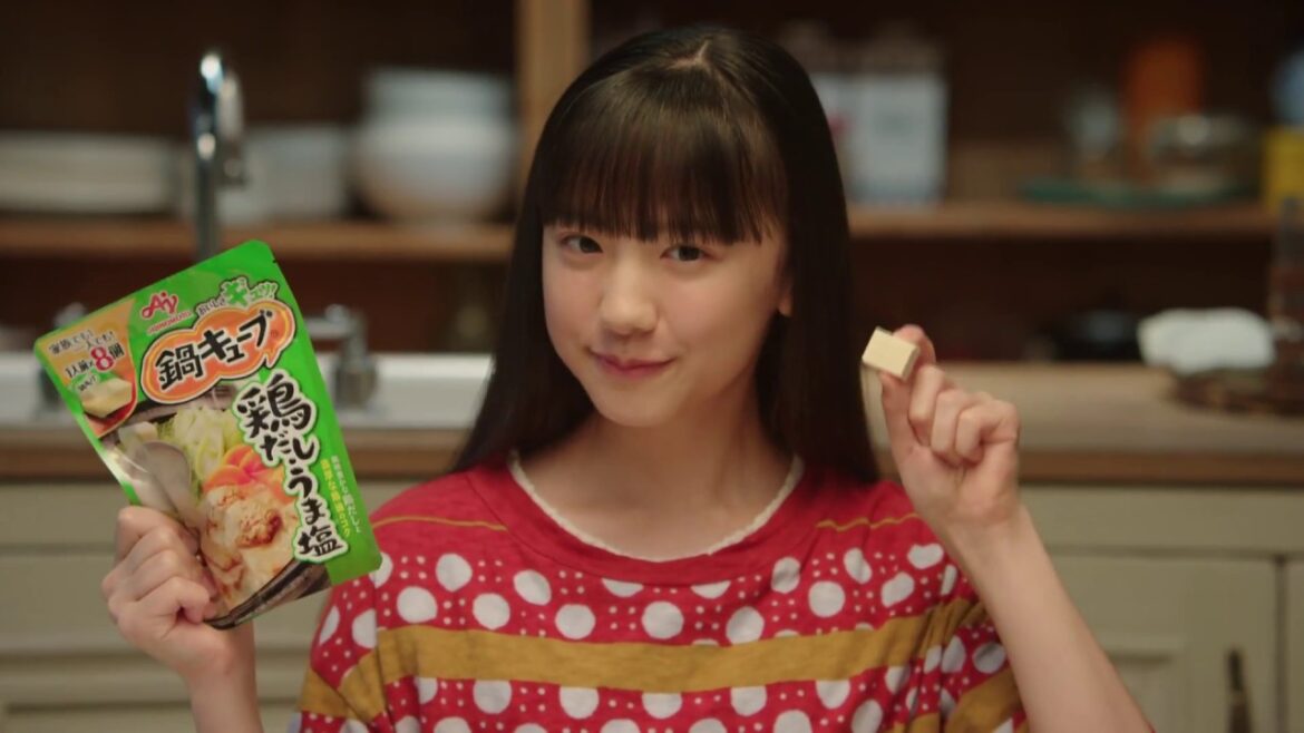 佐藤二朗渾身の“変顔”に、芦田愛菜が圧巻の可愛すぎるリアクション！『鍋キューブ』新TVCM「鶏だし・うま塩」篇。