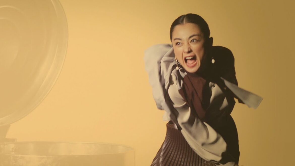 安達祐実、豪快な投球フォームで「うりゃーっ！」“思い込み”を投げ捨てる　「オールブラン ブランチョコフレーク」新CMが公開