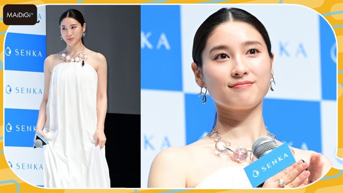 まるで“女神降臨”！土屋太鳳、美デコルテ輝くベアトップドレスで登場　「SENKA 新CM＆新ミューズ就任」発表会