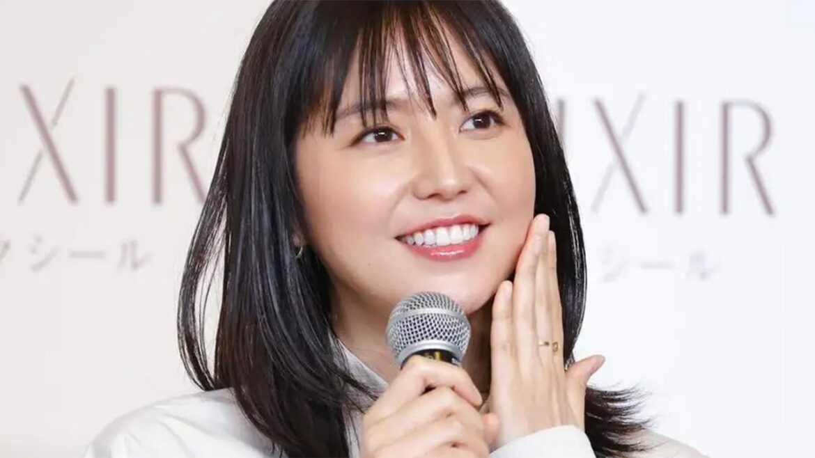 長澤まさみ、爽やかカラーのスタイリッシュなパンツルック　華奢アクセで上品に