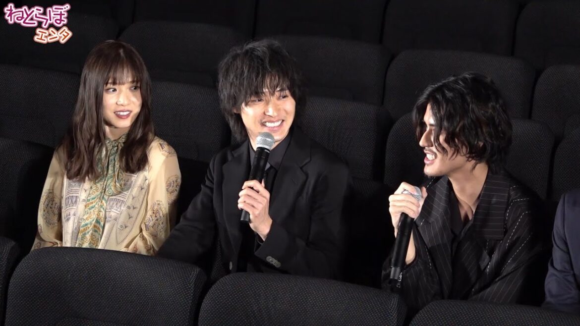 【珍しい光景】山崎賢人、松岡茉優らが観客席に座ってトーク 無観客開催となった映画「劇場」完成記念イベント ／ねとらぼエンタ