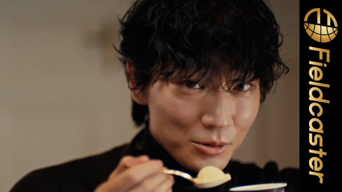 アイスを片手に微笑みかける綾野剛にキュン。