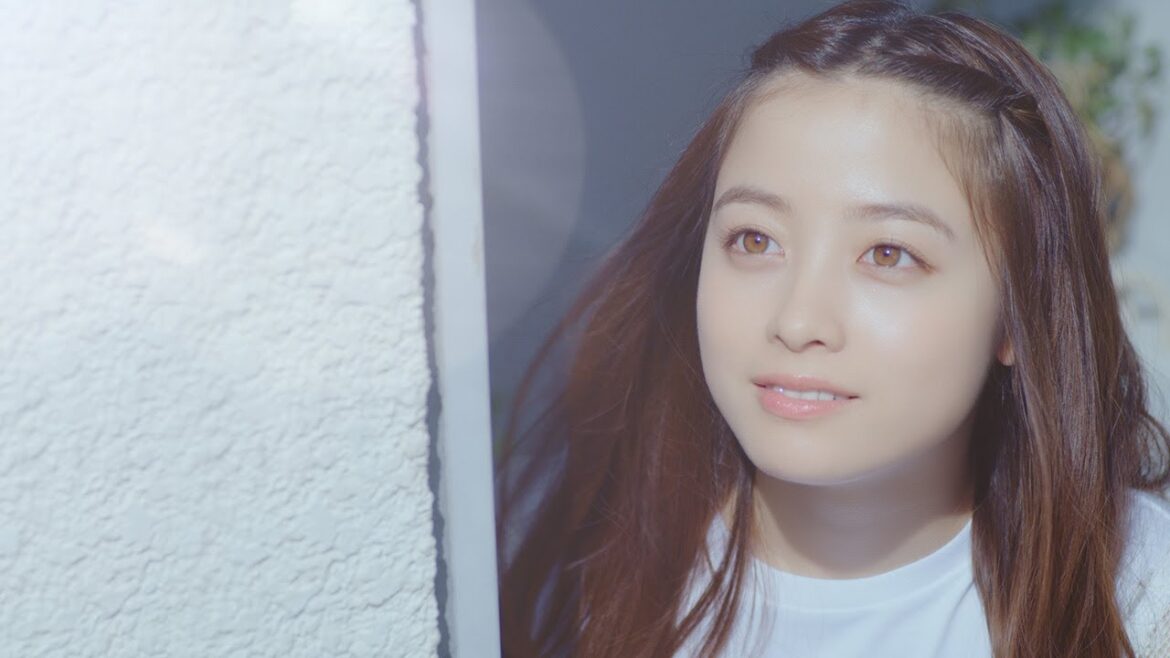 橋本環奈、おでこ出しヘアメークが可愛すぎる　歌声も披露　「SUGAO」ウェブCM公開