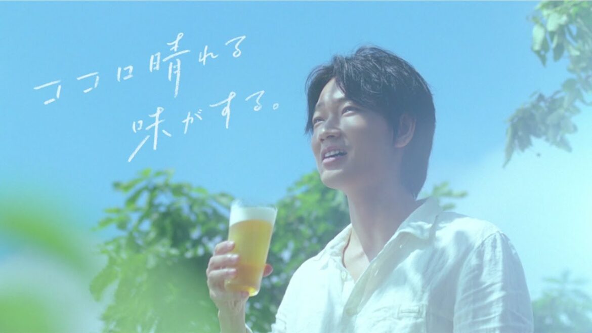 綾野剛、ツリーハウスの上で爽やか笑顔　「淡麗グリーンラベル」新CM公開