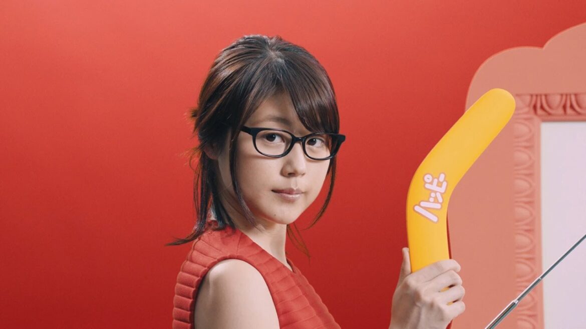 【全10種】有村架純、美味しすぎて関西弁に　キュートなメガネ姿でコミカル演技も　「亀田のお菓子総選挙」応援ムービー