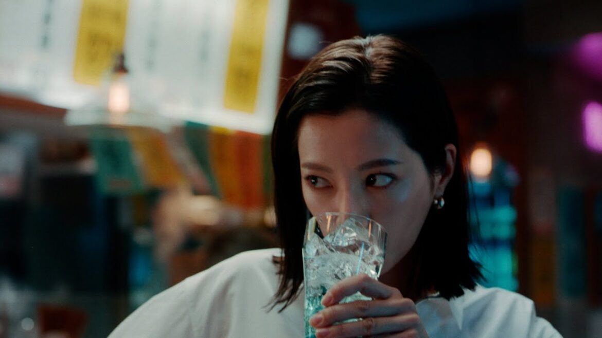 サントリージン翠（SUI）『アツアツ餃子に翠ジンソーダ！〜それはもう、流行ってますか？〜』篇 30秒 サントリーCM