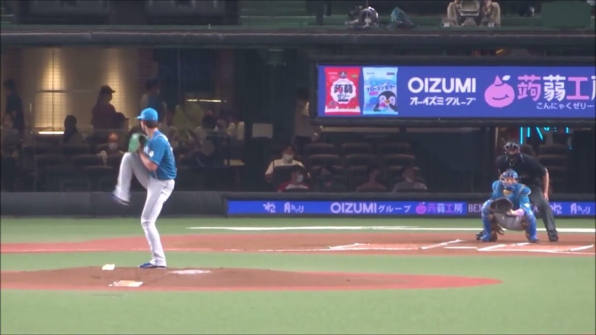 上原健太投手・宇佐見真吾捕手（北海道日本ハム）のバッテリーで投球練習