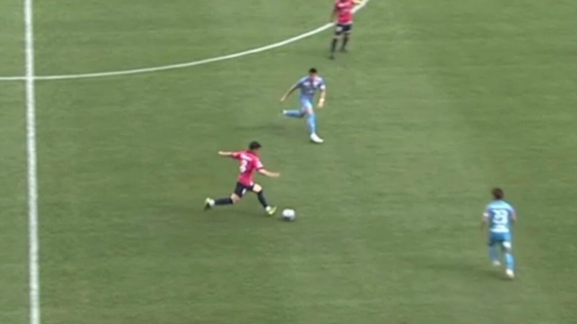 鳥栖相手に正確なロングパスを通す香川真司