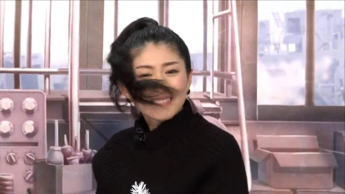 振り向きながら告知をする茅原実里
