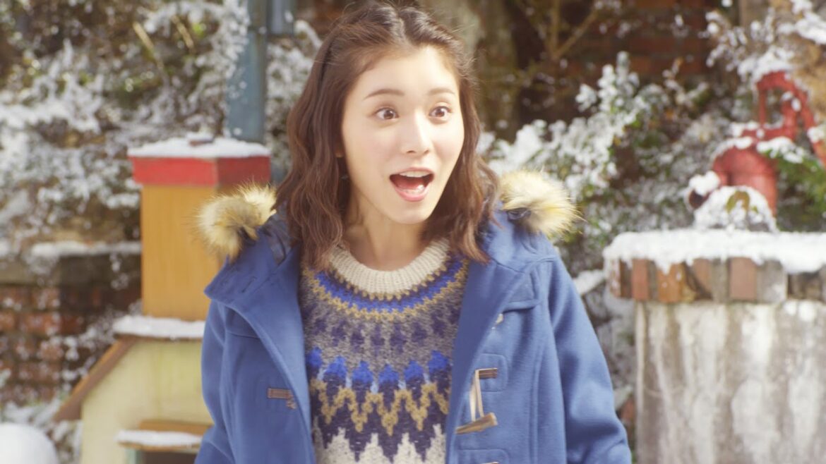 松岡茉優、犬ぞりに苦戦するも笑顔　ABC-MART新CM『Hawkins スノーブーツ』