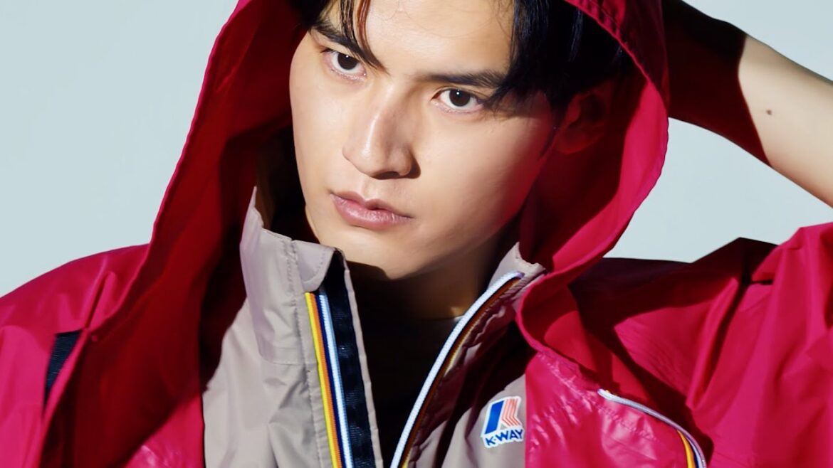 岡田健史から水上恒司へ 様々な表情でアクロバティックなポージング披露／K WAY CM＋インタビュー