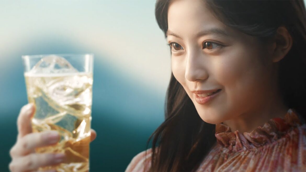 今田美桜、グラス見つめ「好き…」　リリー・フランキーと「キリンウイスキー 陸」新CM出演