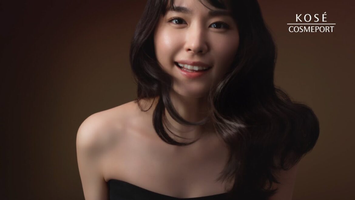 新垣結衣、胸元チラリ大人の色気「見て」　「ビオリス　エステティーク誕生」篇