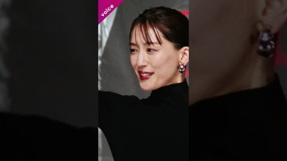 綾瀬はるか、美背中全開ドレスでランウェイ：『リボルバー・リリー』キャストお披露目会見