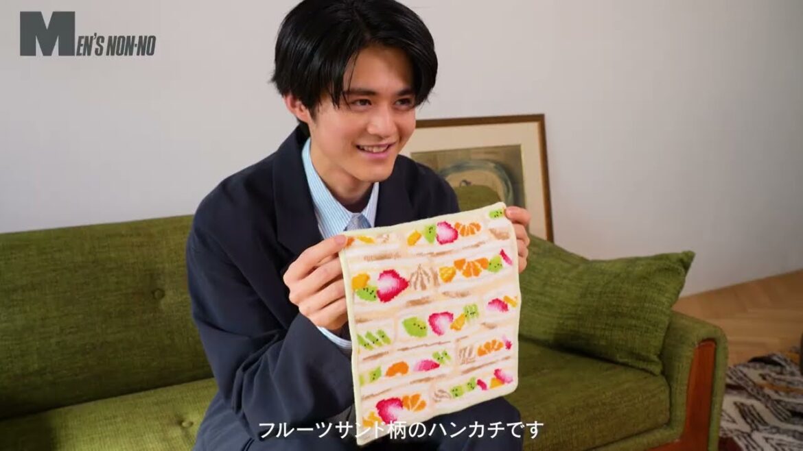 鈴鹿央士がギフトに選んだハンカチはどの柄か？「ラブラリー バイ フェイラー」でセレクト【SPECIAL INTERVIEW】