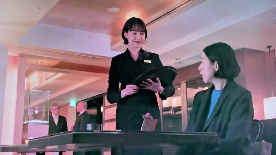 ソロ活女子　ホテルスタッフ役のトリンドル玲奈