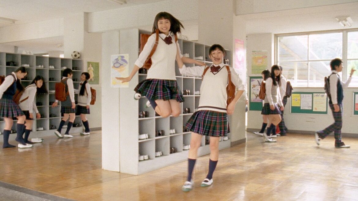 広瀬すずが飛んだ？リアル親友と“なかよしダンス”披露　「Fit’s」新CM「なかよしダンス」編