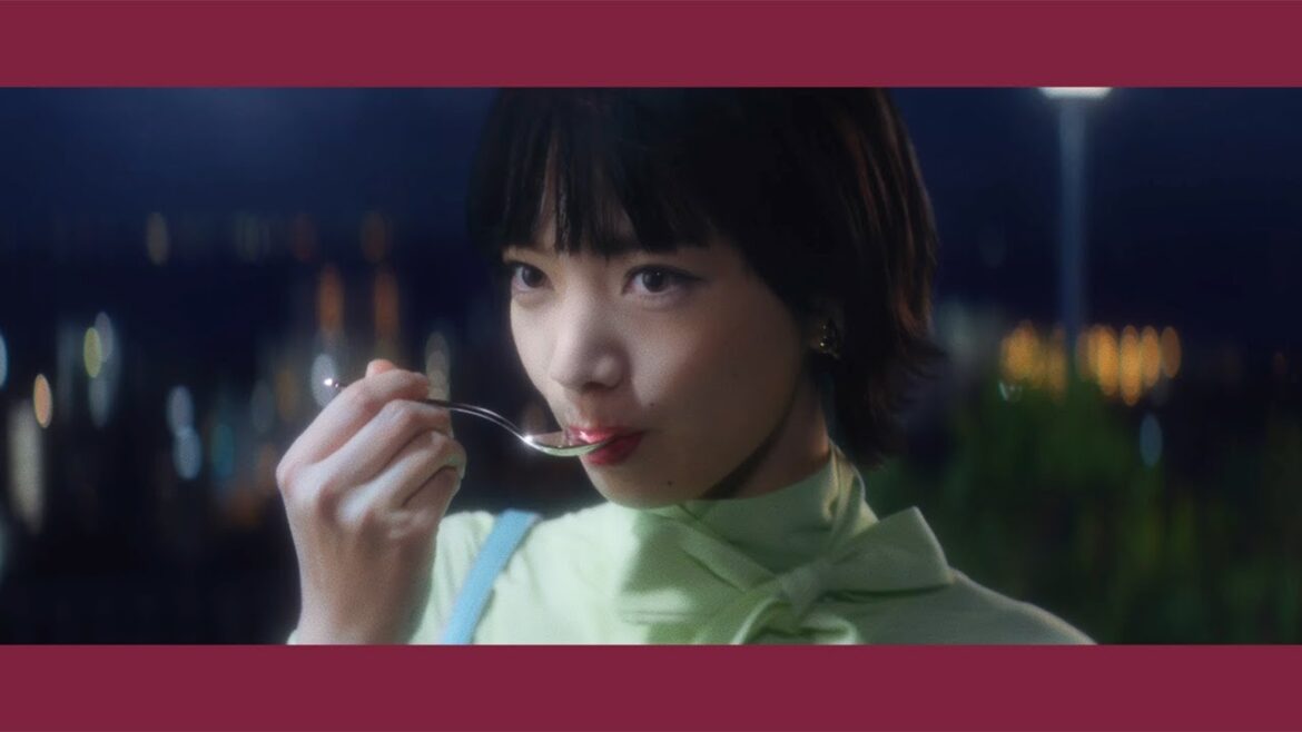 小松菜奈、“とろける月”をスプーンでひとすくい？　満たされた表情に注目　ハーゲンダッツ新CM「本日、とろけ曜日。」編
