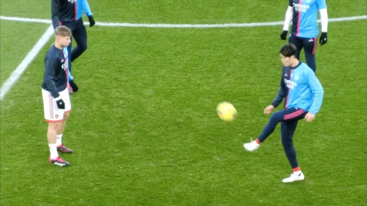 【現地映像】スミスロウとリフティング交換する冨安健洋