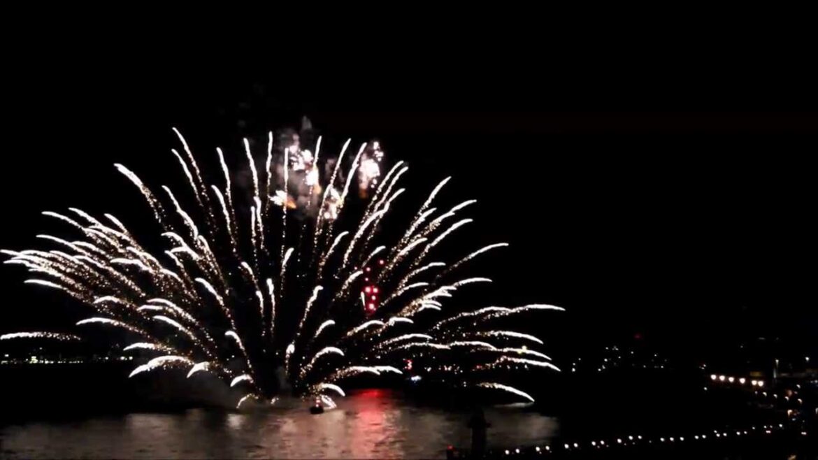 第29回関門海峡花火大会　一尺五寸玉の打ち上げ