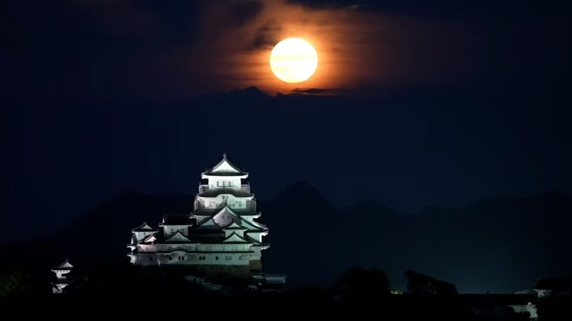 姫路城の上空に浮かぶ中秋の名月　Harvest moon with Himeji castle