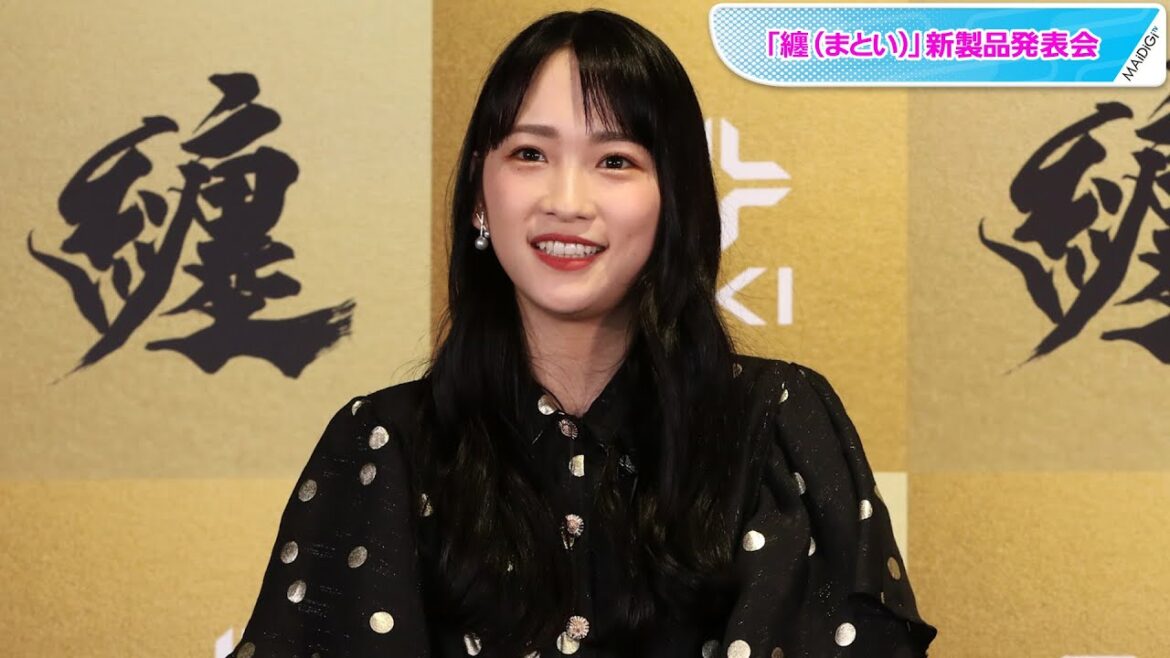 川栄李奈、黒×ゴールドのドット柄ワンピで華やかに