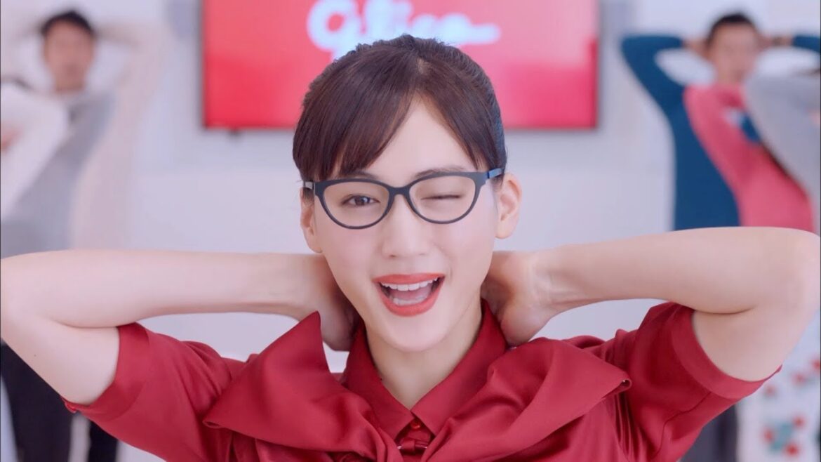 綾瀬はるか、満面スマイルで総勢400人と歌って踊る！　『江崎グリコ』WEB動画「スキパニスマイル」篇＆スキパニスマイル効能解説ムービー＆メイキング＆インタビュー