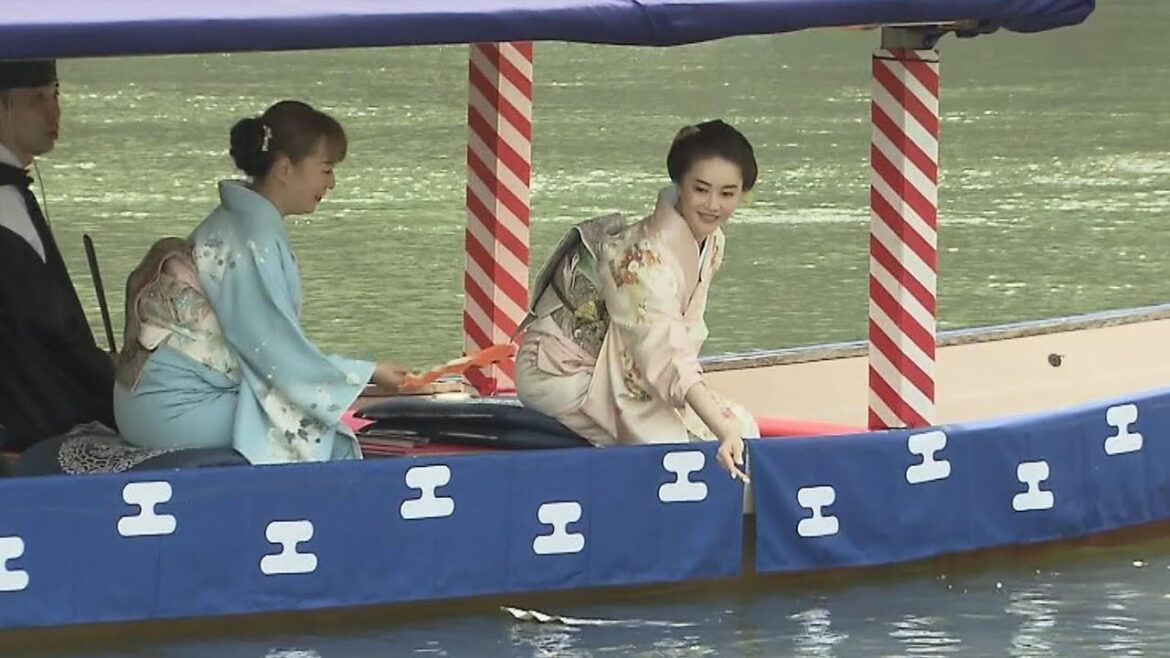 観月ありささん「みんなが平和に…」思い込めて扇を流す　嵐山『三船祭』４年ぶり開催（2023年5月21日）
