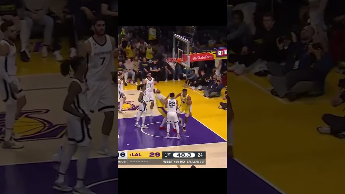 八村塁が完璧なムーブで2人制して豪快ダンクを叩き込む【NBA Rakuten】#shorts